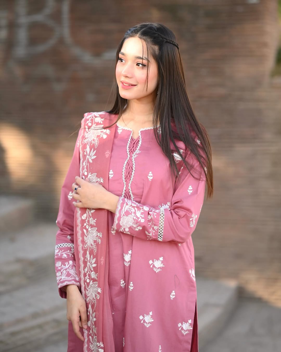 Nazneen – Embroidered Pure Lawn 3-Piece Set with Chiffon Dupatta (Stitched)