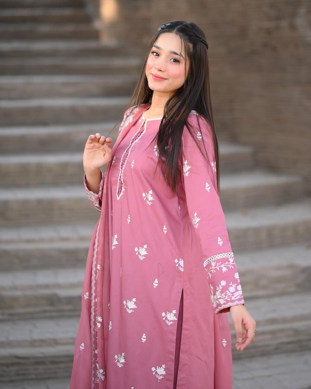 Nazneen – Embroidered Pure Lawn 3-Piece Set with Chiffon Dupatta (Stitched)