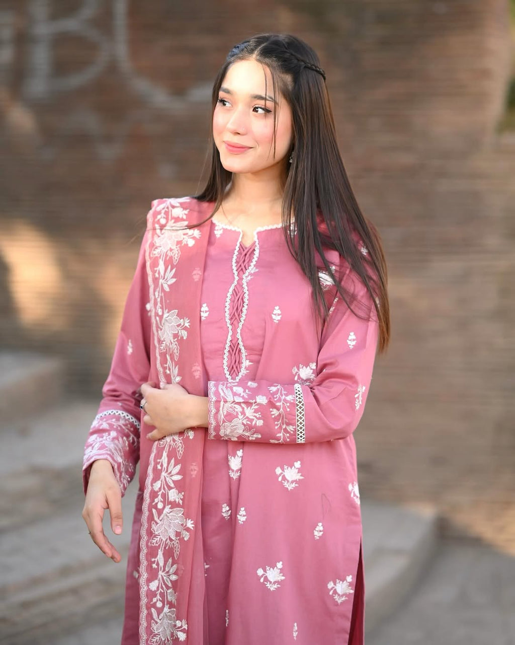 Nazneen – Embroidered Pure Lawn 3-Piece Set with Chiffon Dupatta (Stitched)