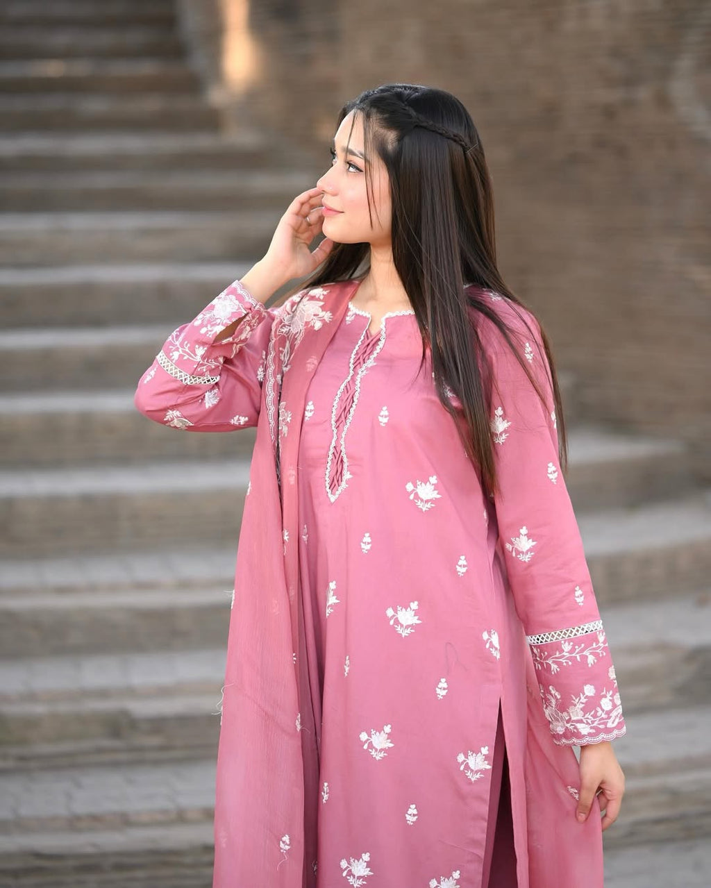 Nazneen – Embroidered Pure Lawn 3-Piece Set with Chiffon Dupatta (Stitched)