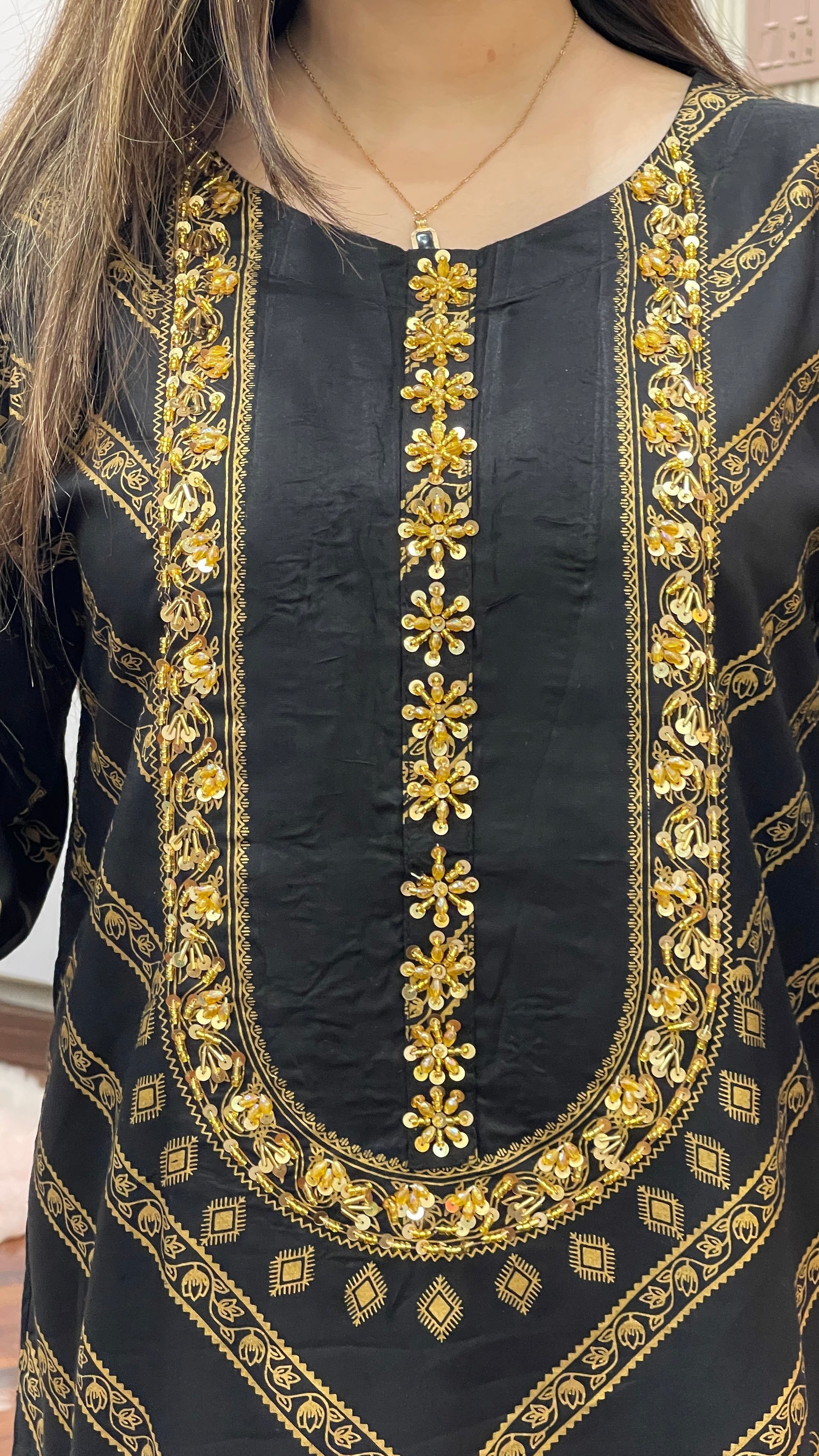 Saadgi Handwork Neck 2PC