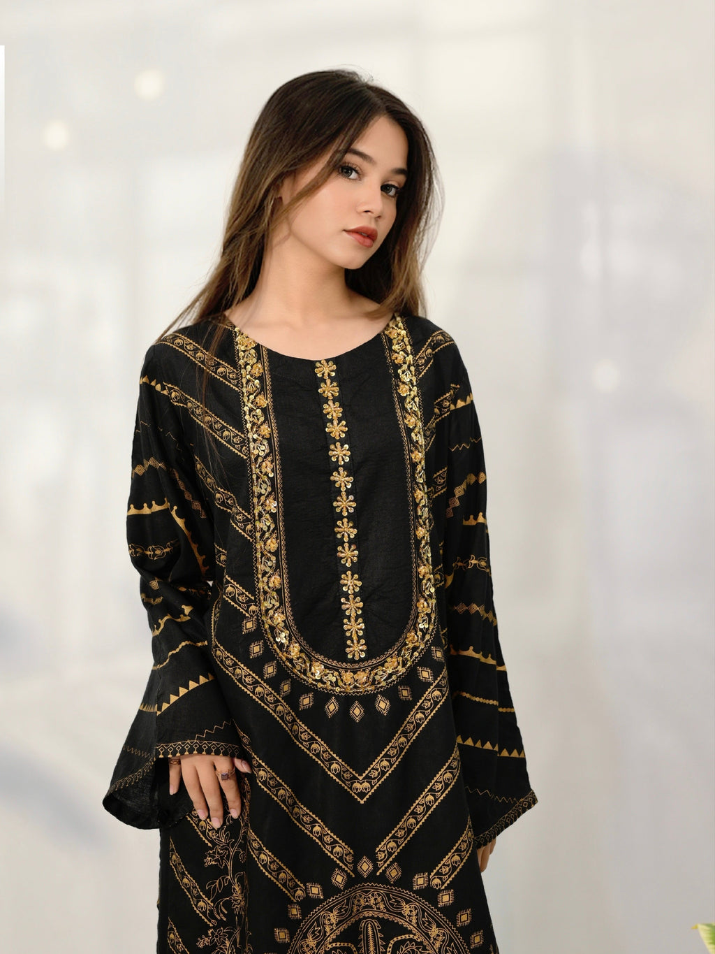 Saadgi Handwork Neck 2PC